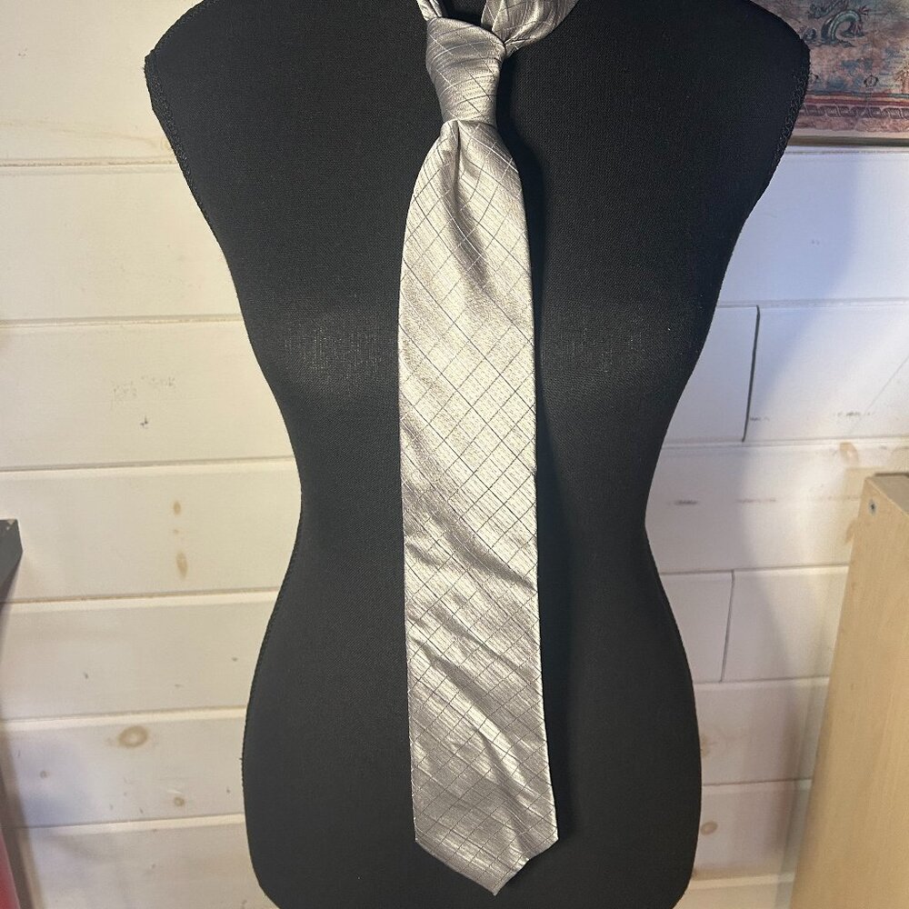 Calvin Klein Silver Silk Tie with White Lines – Men’s Necktie